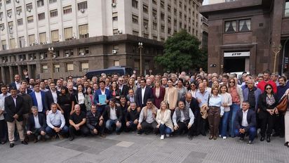 Asistencia alimentaria: Intendentes con el 'Cuervo' Larroque a la cabeza le golpean la puerta a Pettovello