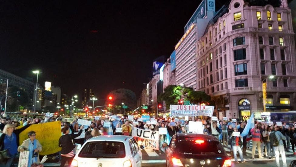 Manifestantes se presentaron en el Obelisco para pedir la detención de Cristina Fernández, este miércoles 13/4 por la noche