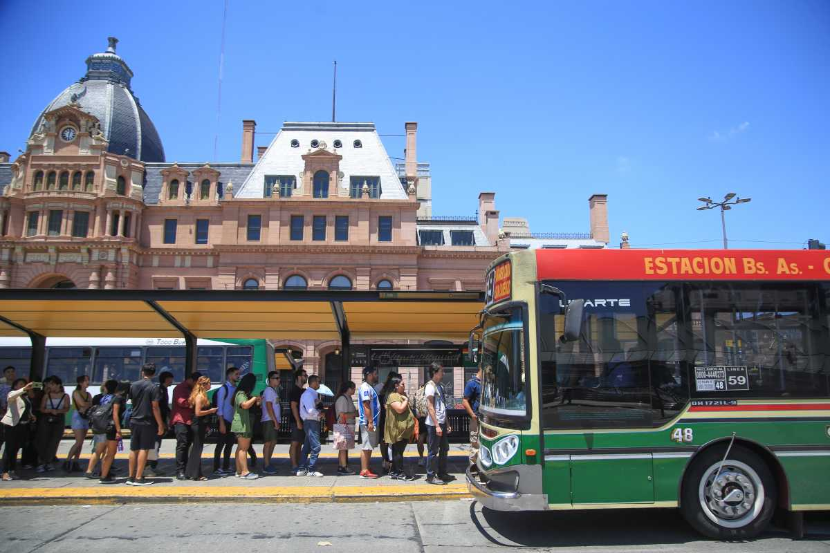 UTA acordó para los choferes de colectivos de Buenos Aires un sueldo cercano al millón de pesos. UTA acordó para los choferes de colectivos de Buenos Aires un sueldo cercano al millón de pesos.
