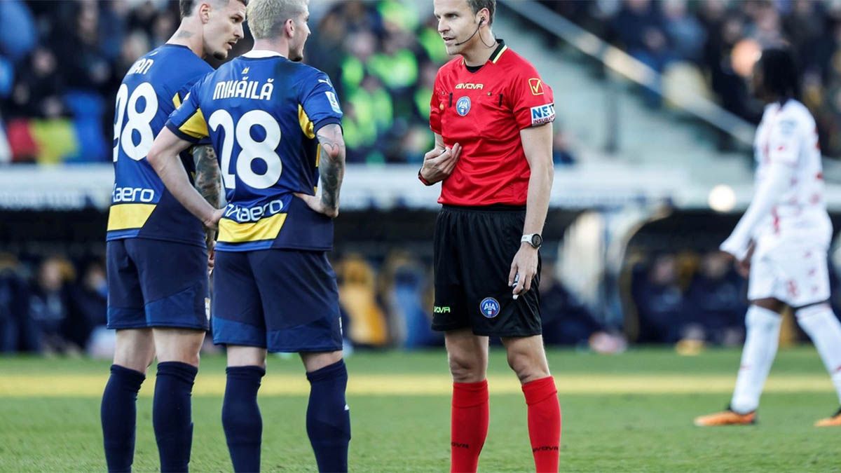 El delantero polaco Adrian Benedyczak anotó el gol de la victoria del Parma ante el Monza 2-1 pero confundió el pitazo del árbitro mientras revisaba el VAR. El delantero polaco Adrian Benedyczak anotó el gol de la victoria del Parma ante el Monza 2-1 pero confundió el pitazo del árbitro mientras revisaba el VAR.