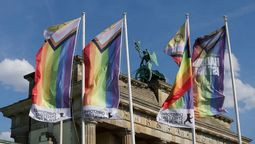 Barderas del Orgullo Gay ondulan en el punto apical de la Puerta de Brandeburgo, a sus plantas una multitud es evacuada tras el luctuoso suceso.&nbsp;