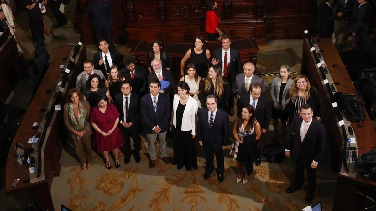 Miembros de la recién conformada Comisión Experta para el proceso constituyente posan en la antigua sede del Congreso en Santiago, Chile. Foto del 6 de febrero de 2023