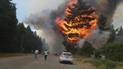 Epuyén enfrenta un incendio devastador: Casas destruidas y evacuaciones. Epuyén enfrenta un incendio devastador: Casas destruidas y evacuaciones.