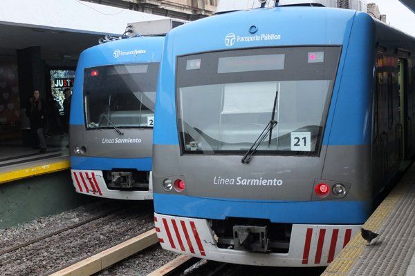 El Tren Sarmiento y barreras que provocaron un caos de tránsito.