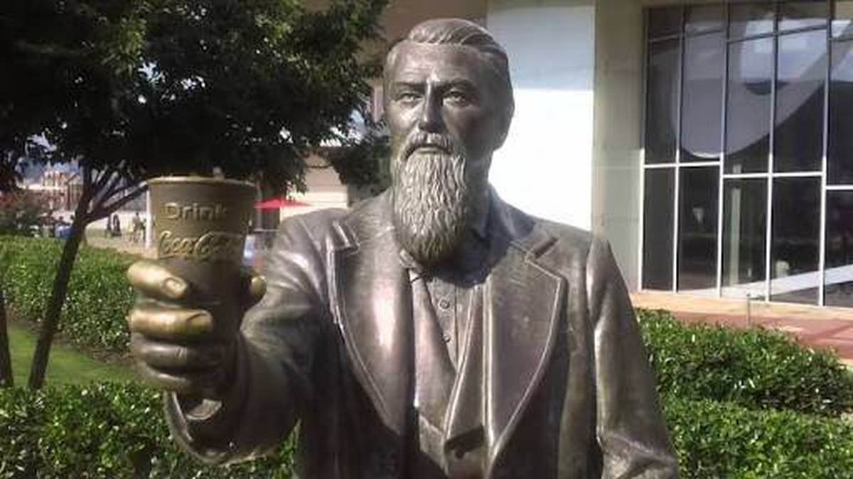 El éxito de Coca-Cola ocupó todo Estados Unidos y, con el tiempo, el mundo. Si bien se le reconoce la autoría de la gaseosa, John S. Pemberton no pudo disfrutar en vida los beneficios de su invención. El éxito de Coca-Cola ocupó todo Estados Unidos y, con el tiempo, el mundo. Si bien se le reconoce la autoría de la gaseosa, John S. Pemberton no pudo disfrutar en vida los beneficios de su invención.