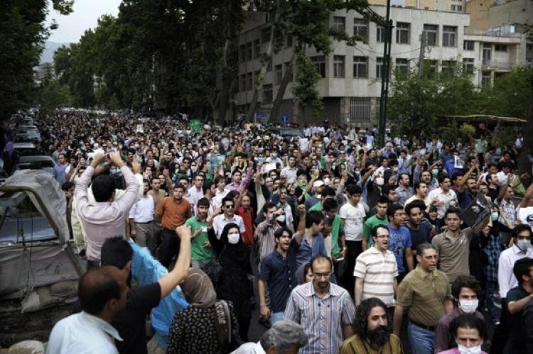 Las manifestaciones se extendieron, según la web de la oposición Kaleme, a la plaza Imam Jomeini y a la avenida Ferdowsi, escenario de las protestas sangrientas contra la reelección de Ahmadineyad en 2009.