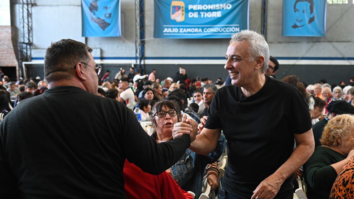 El intendente de Tigre, Julio Zamora, encabezó un acto por el Día del Trabajador y se metió en la interna del PJ, pidió: “Que vote y elija a sus dirigentes”. El intendente de Tigre, Julio Zamora, encabezó un acto por el Día del Trabajador y se metió en la interna del PJ, pidió: “Que vote y elija a sus dirigentes”.