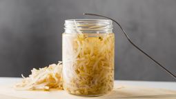 El botulismo puede ser causado por alimentos mal conversados, incluidos encurtidos / imagen de Freepik.