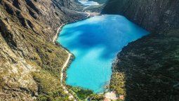 La laguna de agua turquesa que se puede cruzar en auto