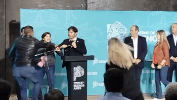 El momento en el que la mujer es sacada del escenario por la seguridad del gobernador. El momento en el que la mujer es sacada del escenario por la seguridad del gobernador.