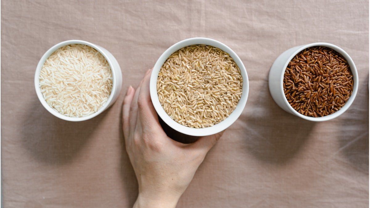 Cereales de trigo integral, arroz y avena integral tostados con