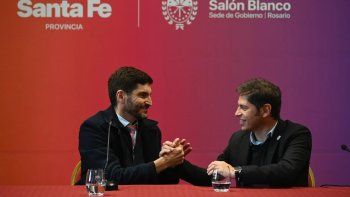 Axel Kicillof y Maximiliano Pullaro firmaron un convenio de colaboración entre Santa Fe y Buenos Aires. Axel Kicillof y Maximiliano Pullaro firmaron un convenio de colaboración entre Santa Fe y Buenos Aires.