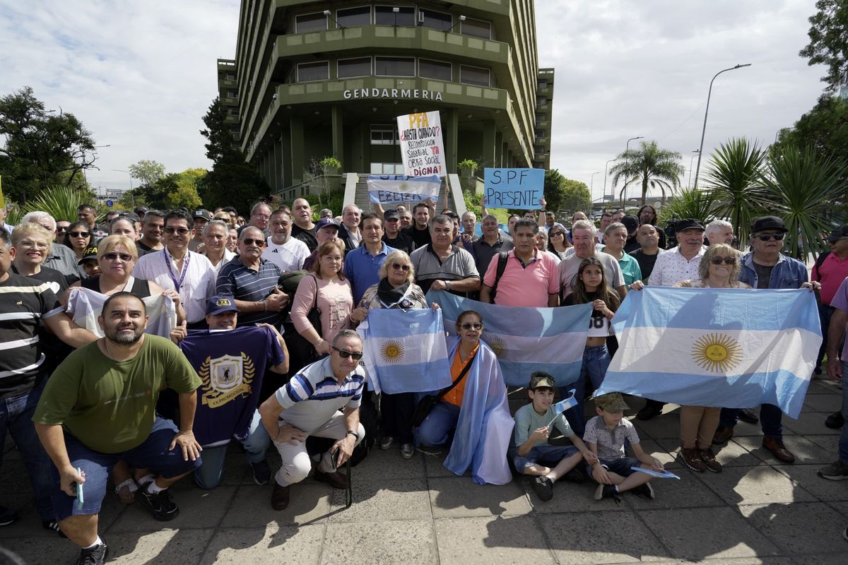 La protesta de familiares y personal retirado de las 5 Fuerzas Federales de Seguridad frente al edificio Centinela. La protesta de familiares y personal retirado de las 5 Fuerzas Federales de Seguridad frente al edificio Centinela.