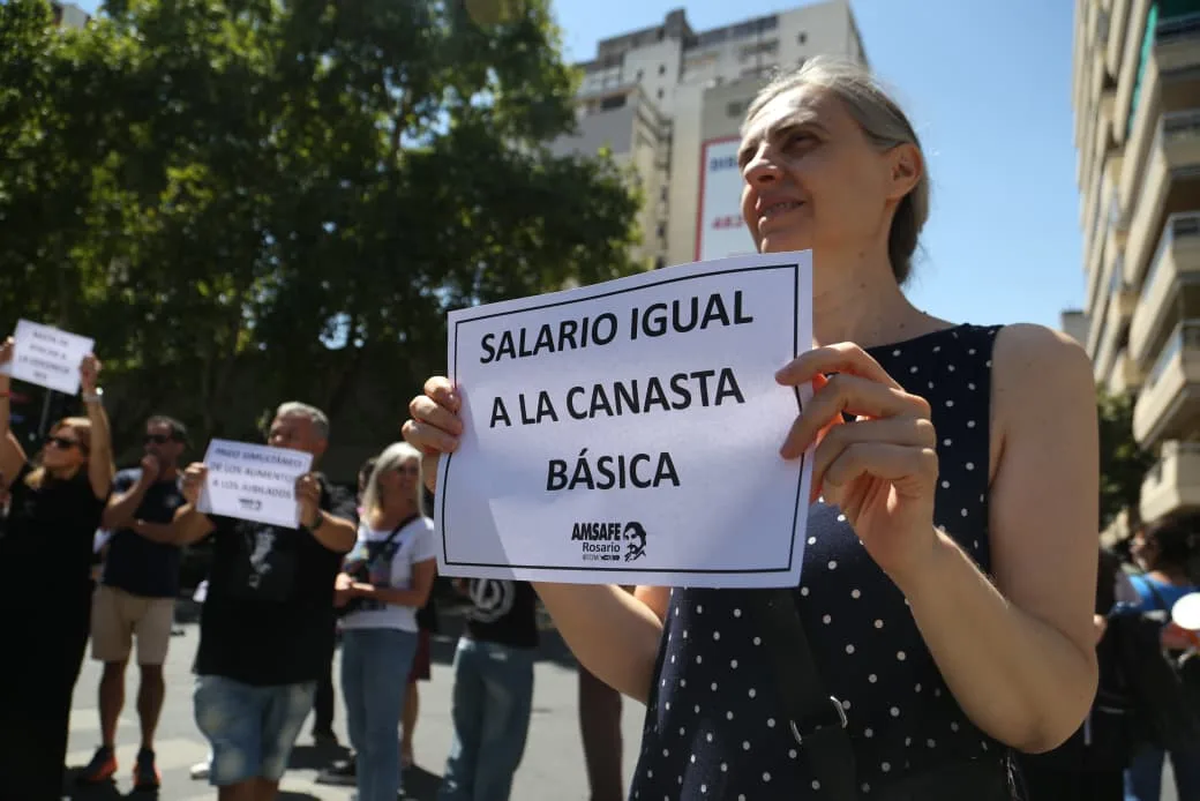 Protesta en diferentes puntos del país para visibilizar la crítica situación que atraviesan los docentes. Protesta en diferentes puntos del país para visibilizar la crítica situación que atraviesan los docentes. 
