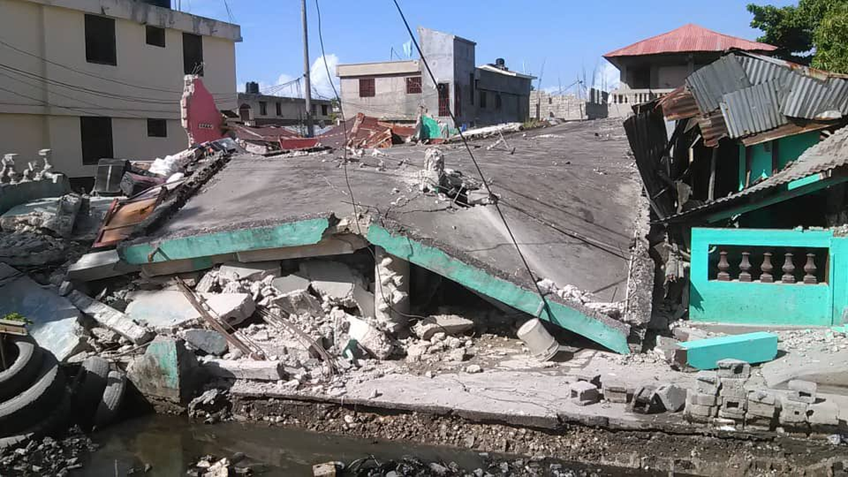 Rescatistas trabajan entre los escombros en Venezuela tras el doble terremoto que dejó edificios colapsados, hospitales desbordados y una búsqueda contrarreloj de sobrevivientes. Rescatistas trabajan entre los escombros en Venezuela tras el doble terremoto que dejó edificios colapsados, hospitales desbordados y una búsqueda contrarreloj de sobrevivientes.