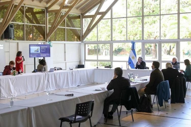 Alberto Fernández se reunió con expertos médicos y científicos.