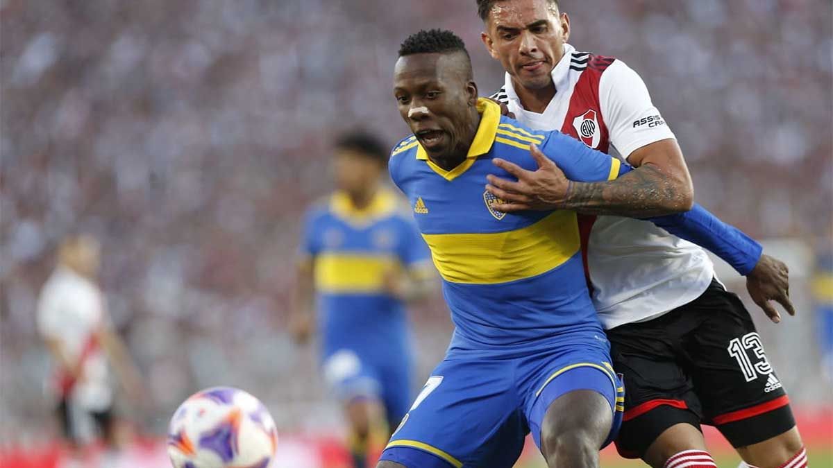 Riverestá casi clasificado a los cuartos de final de la Copa de la Liga Profesionalya que es puntero de su zona aunque Boca no se queda atrás y sueña.