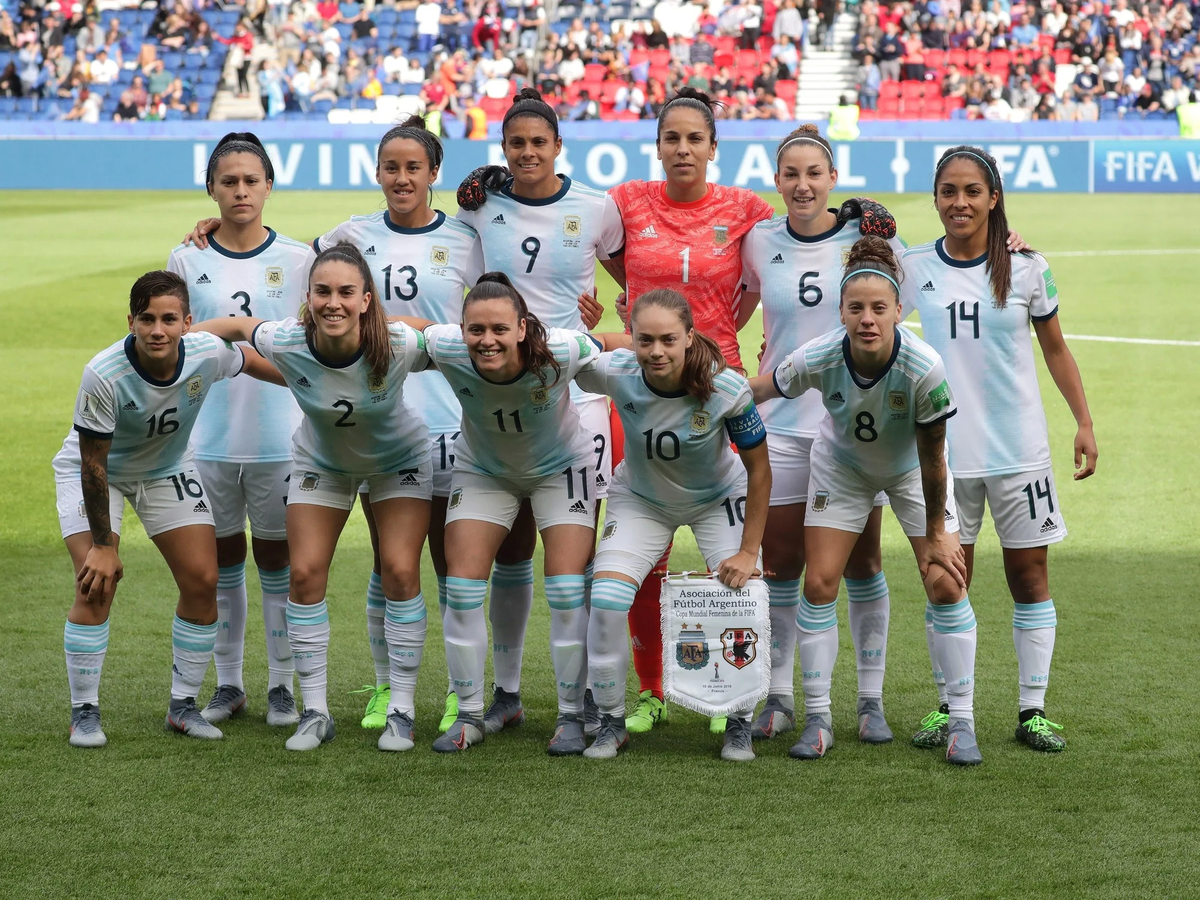 Fútbol femenino y un crecimiento detenido por el masculino