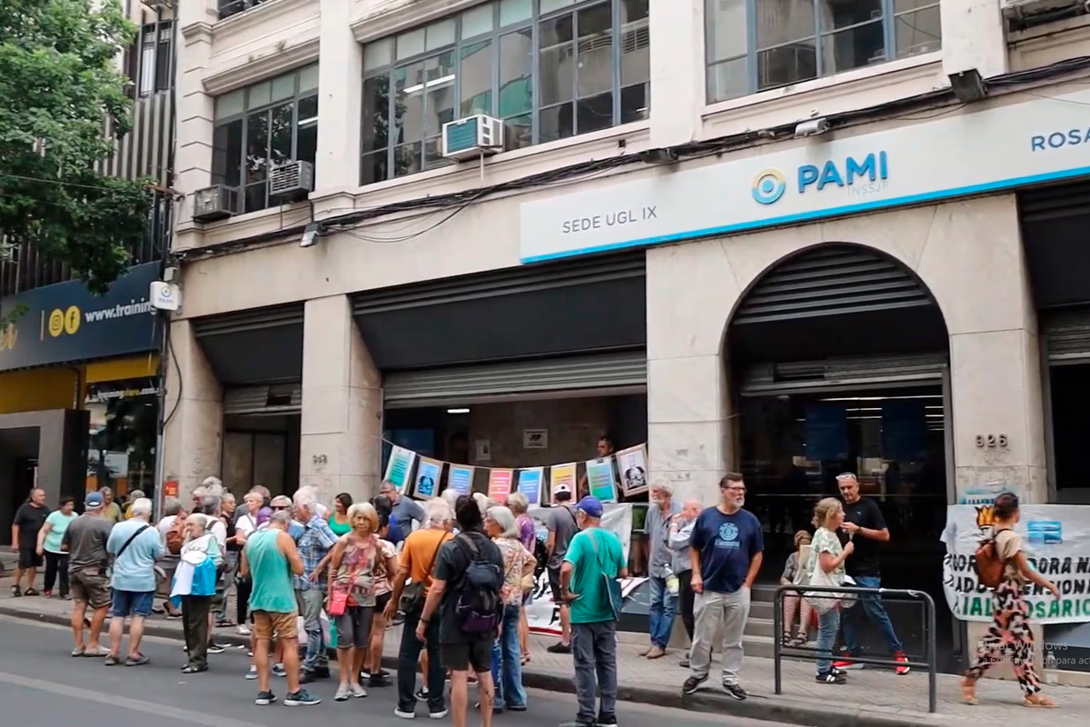 Santa Fe se encuentra en alerta debido a que el ajuste en PAMI está sobrecargando los hospitales públicos, los cuales ya operan bajo una alta demanda por la crisis económica general. Santa Fe se encuentra en alerta debido a que el ajuste en PAMI está sobrecargando los hospitales públicos, los cuales ya operan bajo una alta demanda por la crisis económica general.