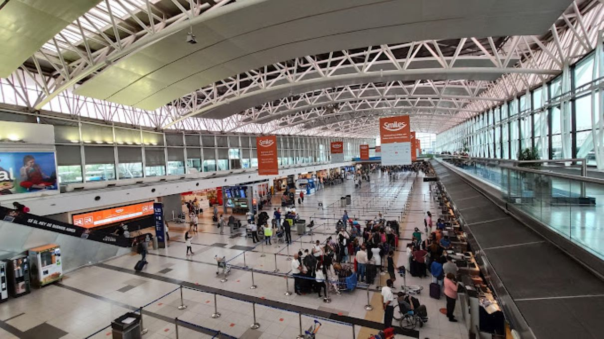 La pareja de italianos intentaba salir del país. La pareja de italianos intentaba salir del país.