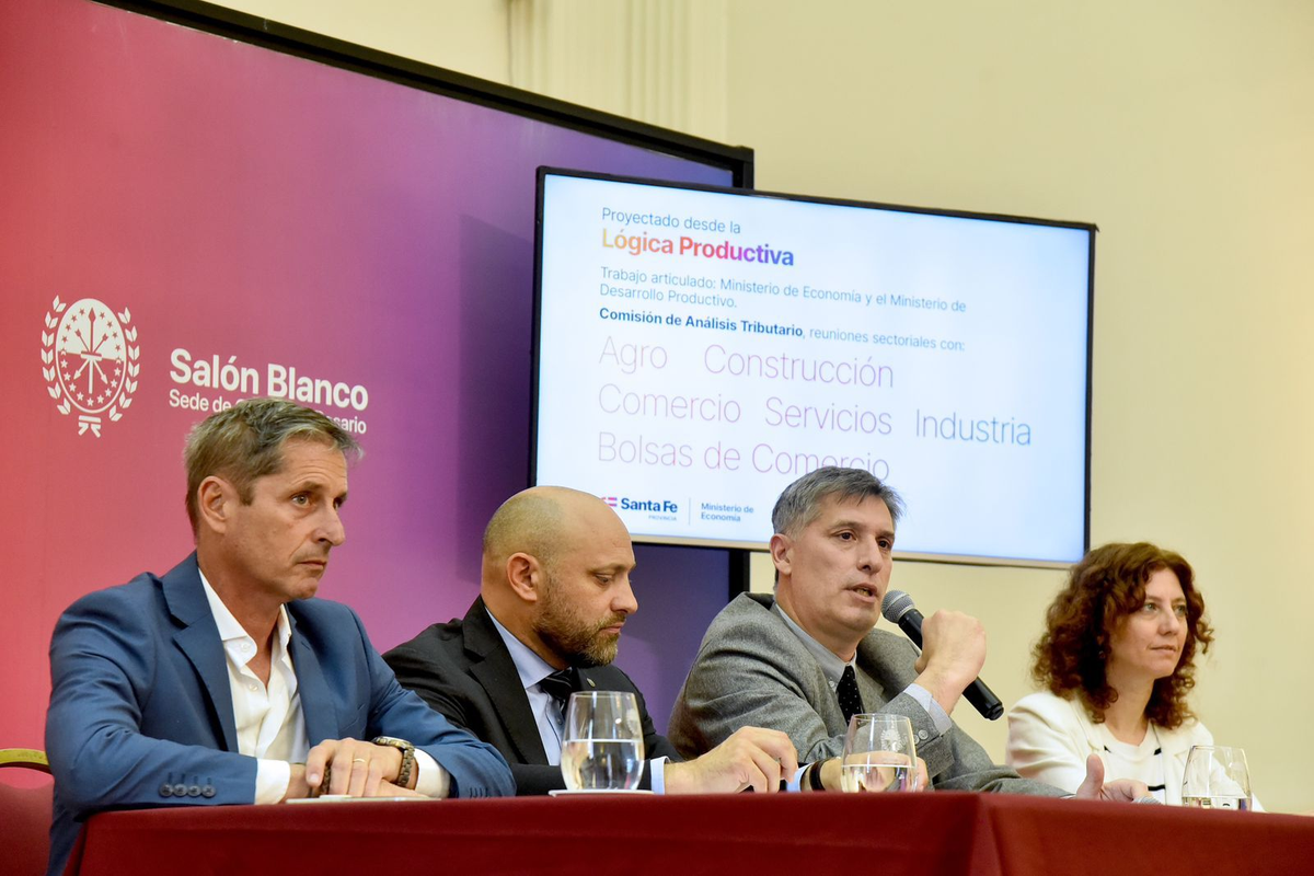 Olivares adelantó que se prorrogará hasta el 31 de diciembre de 2025 el beneficio de la Ley de Estabilidad Fiscal. En tal sentido las Pymes Santafesinas del sector agropecuario, la industria y el comercio no podrán ver incrementada su carga tributaria en Ingresos Brutos para el período fiscal 2025 en el ámbito provincial. Olivares adelantó que se prorrogará hasta el 31 de diciembre de 2025 el beneficio de la Ley de Estabilidad Fiscal. En tal sentido las Pymes Santafesinas del sector agropecuario, la industria y el comercio no podrán ver incrementada su carga tributaria en Ingresos Brutos para el período fiscal 2025 en el ámbito provincial.