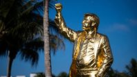 Don Colossus: estatua dorada de Donald Trump instalada en el Trump National Doral Golf Club en Florida. Don Colossus: estatua dorada de Donald Trump instalada en el Trump National Doral Golf Club en Florida.