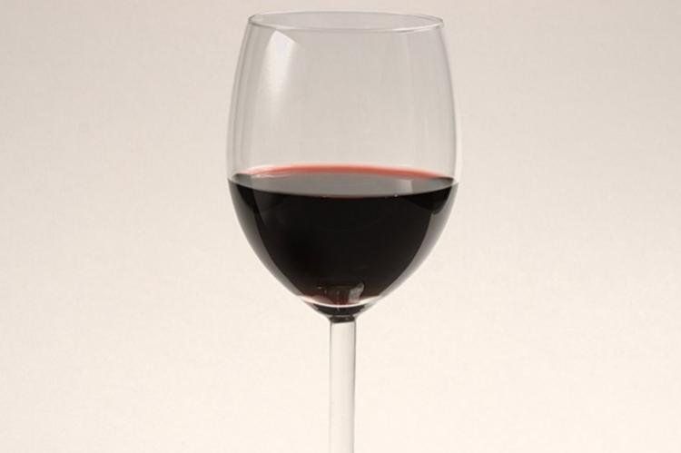 El alcohol reduciría el avance de esta enfermedad.