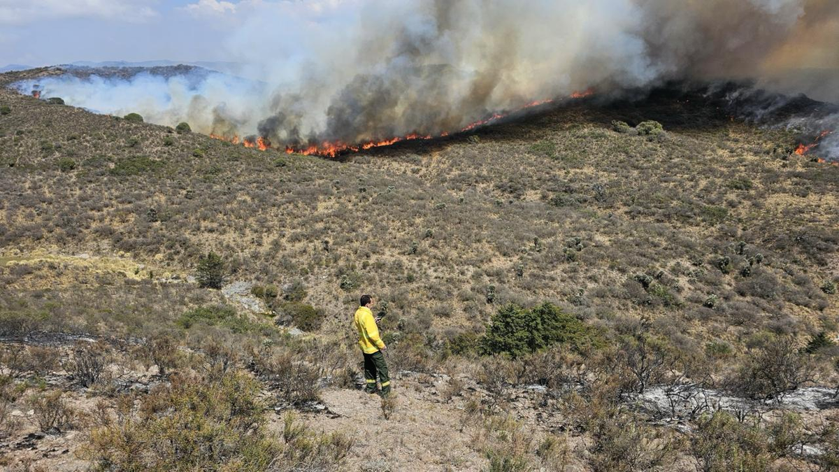 Todavía hay frentes muy importantes, donde los bomberos están trabajando arduamente. La baja en la temperatura, ayuda en parte. Todavía hay frentes muy importantes, donde los bomberos están trabajando arduamente. La baja en la temperatura, ayuda en parte.