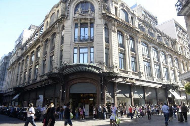 luego del anuncio hubo una fila rosarinos que quisieron aprovechar las liquidaciones la tienda.jpg