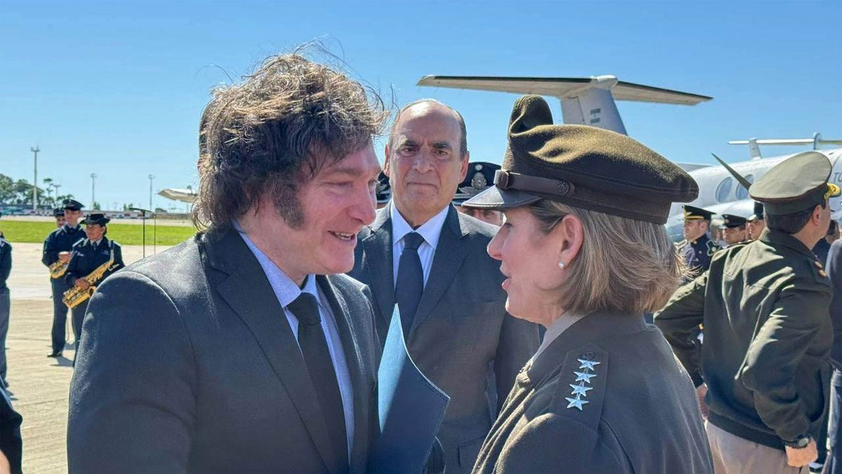 El Presidente Javier Milei al participar en la Aeroestación Militar Aeroparque, junto a la General del Ejército de USA, Laura Richardson, comandante del Comando Sur, de la firma del convenio por el cual se incorporó un avión Hércules C 130 a la Fuerza Aérea Argentina. 