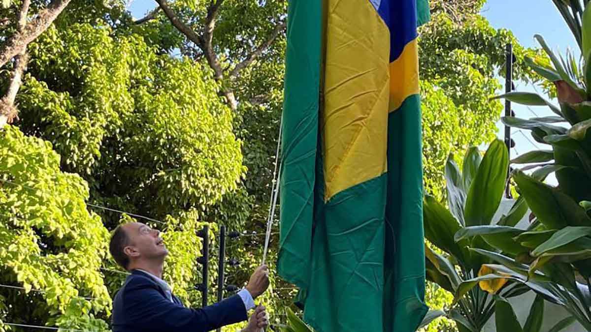 La bandera de Brasil se iza en la embajada argentina en Venezuela.