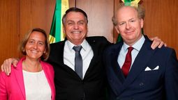 altText(Brasil: Más corrupción y Bolsonaro con diputada neonazi)}