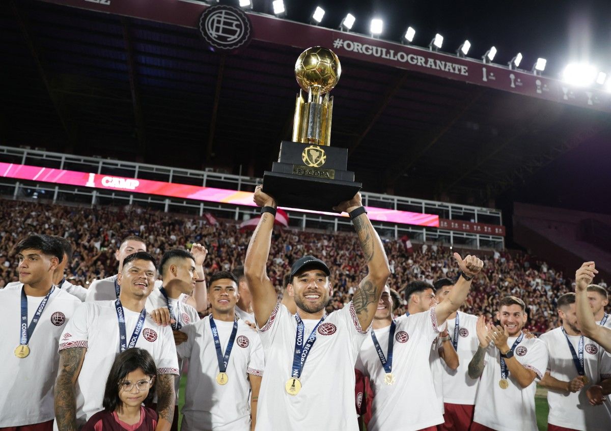 El mediocampista del Club Atlético Lanús, Eduardo Salvio, levanta el trofeo de la Recopa Sudamericana, 1 día después de derrotar a Flamengo en el estadio Maracaná de Río de Janeiro. Lanús, provincia de Buenos Aires, el 27/02/2026. El mediocampista del Club Atlético Lanús, Eduardo Salvio, levanta el trofeo de la Recopa Sudamericana, 1 día después de derrotar a Flamengo en el estadio Maracaná de Río de Janeiro. Lanús, provincia de Buenos Aires, el 27/02/2026.