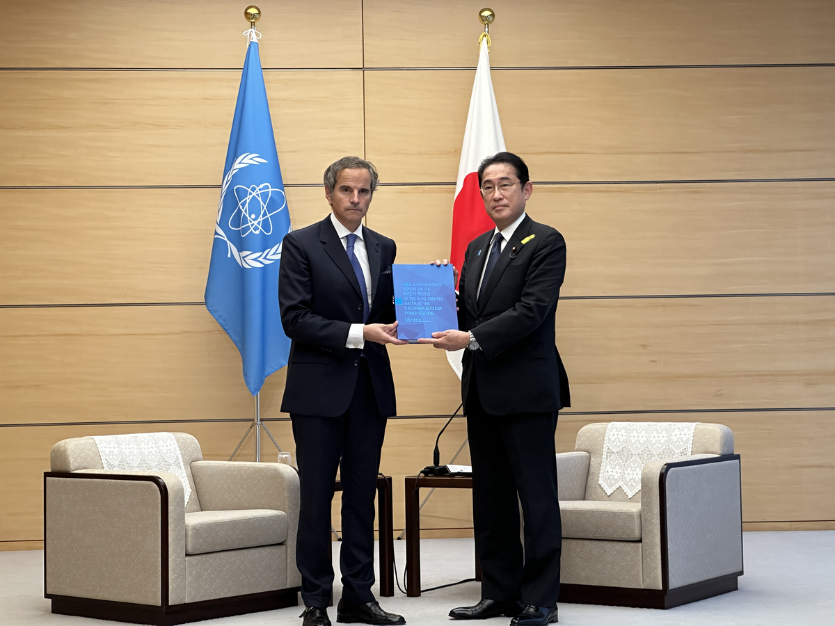 El presidente de la OIEA Rafael Grossi junto con el primer ministro japonés Fumio Kishida.