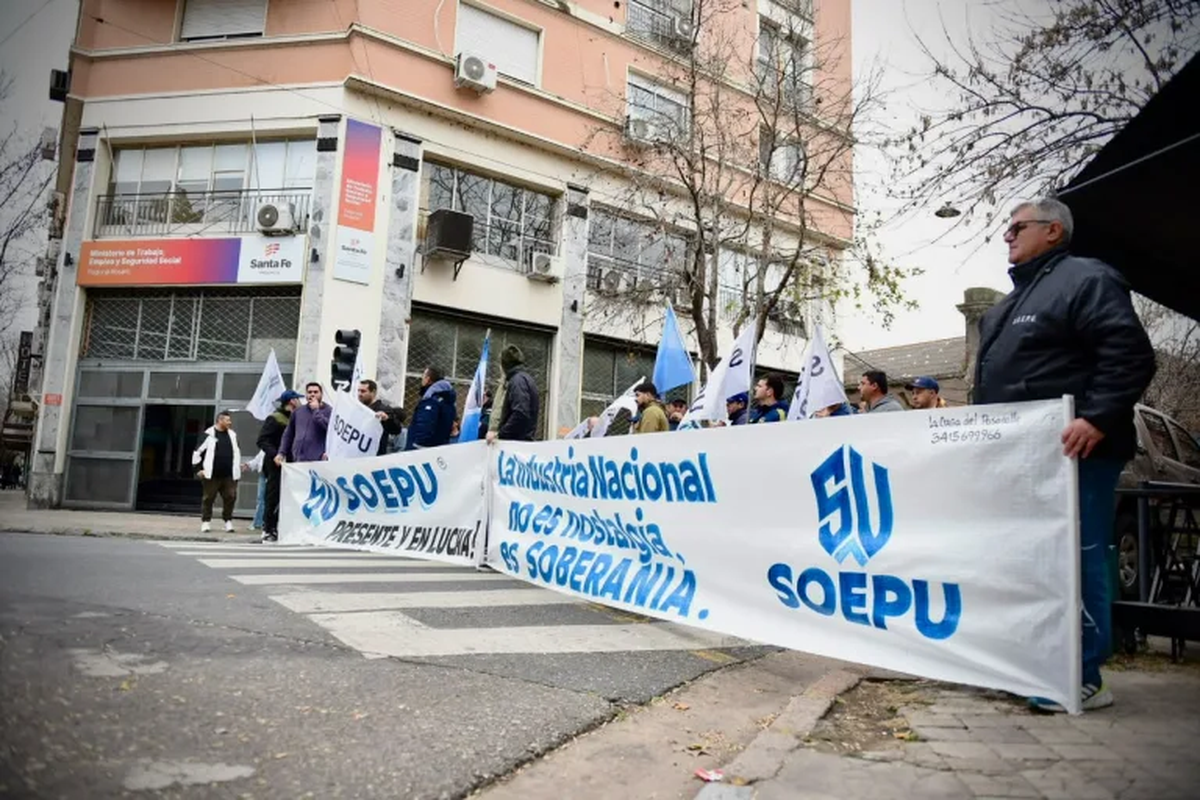 El sindicato de Petroquímicos junto al ministerio de Desarrollo Productivo y la empresa buscan una salida a la cesantía de 130 obreros. El sindicato de Petroquímicos junto al ministerio de Desarrollo Productivo y la empresa buscan una salida a la cesantía de 130 obreros.