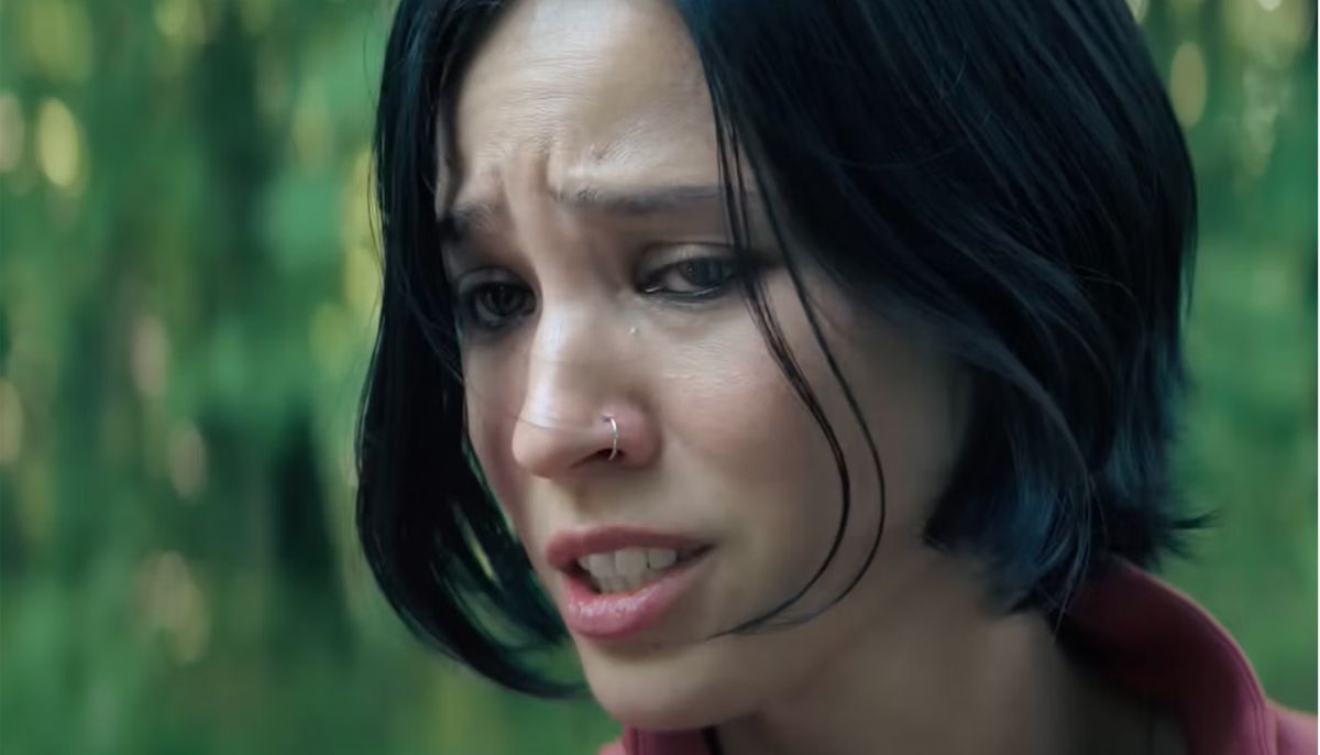 Trhiller, Kelsey Asbill es Iris..