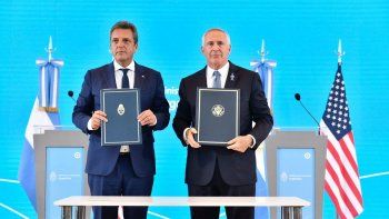 El ministro Massa y el embajador Stanley en la firma del acuerdo de cooperación fiscal. (FATCA). El ministro Massa y el embajador Stanley en la firma del acuerdo de cooperación fiscal. (FATCA).