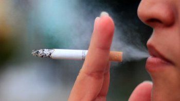 El promedio de consumo de cigarrillo/día fue de 23 en mujeres y 27 en varones. El promedio de consumo de cigarrillo/día fue de 23 en mujeres y 27 en varones.