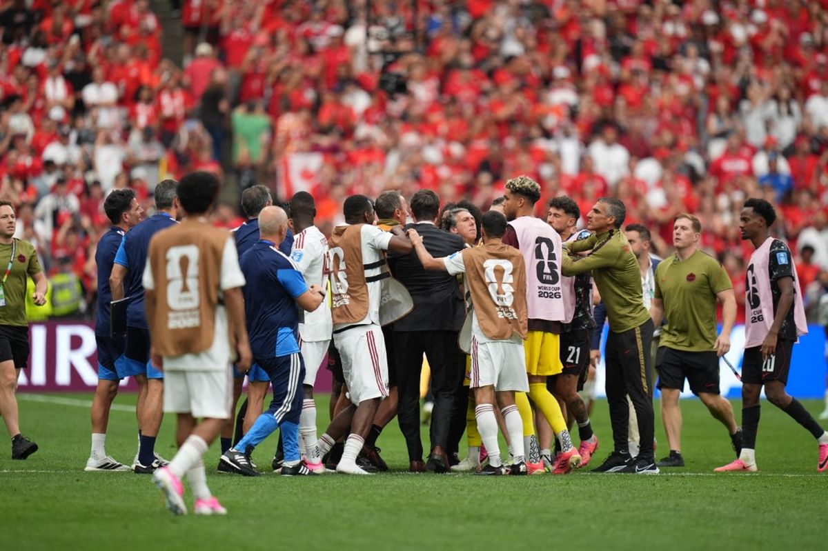 Julen Lopetegui fue a buscar a Jesse Marsch tras el 6-0 y el cruce terminó involucrando a integrantes de ambos cuerpos técnicos sobre el césped del BC Place. Julen Lopetegui fue a buscar a Jesse Marsch tras el 6-0 y el cruce terminó involucrando a integrantes de ambos cuerpos técnicos sobre el césped del BC Place.