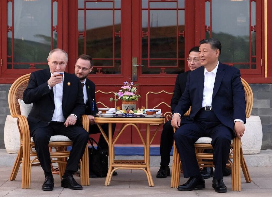 Imagen de archivo: Vladimir Putin y Xi Jinping celebran una reunión informal en el complejo de liderazgo de Zhongnanhai en Pekín, el 17 de mayo de 2024. Imagen de archivo: Vladimir Putin y Xi Jinping celebran una reunión informal en el complejo de liderazgo de Zhongnanhai en Pekín, el 17 de mayo de 2024.
