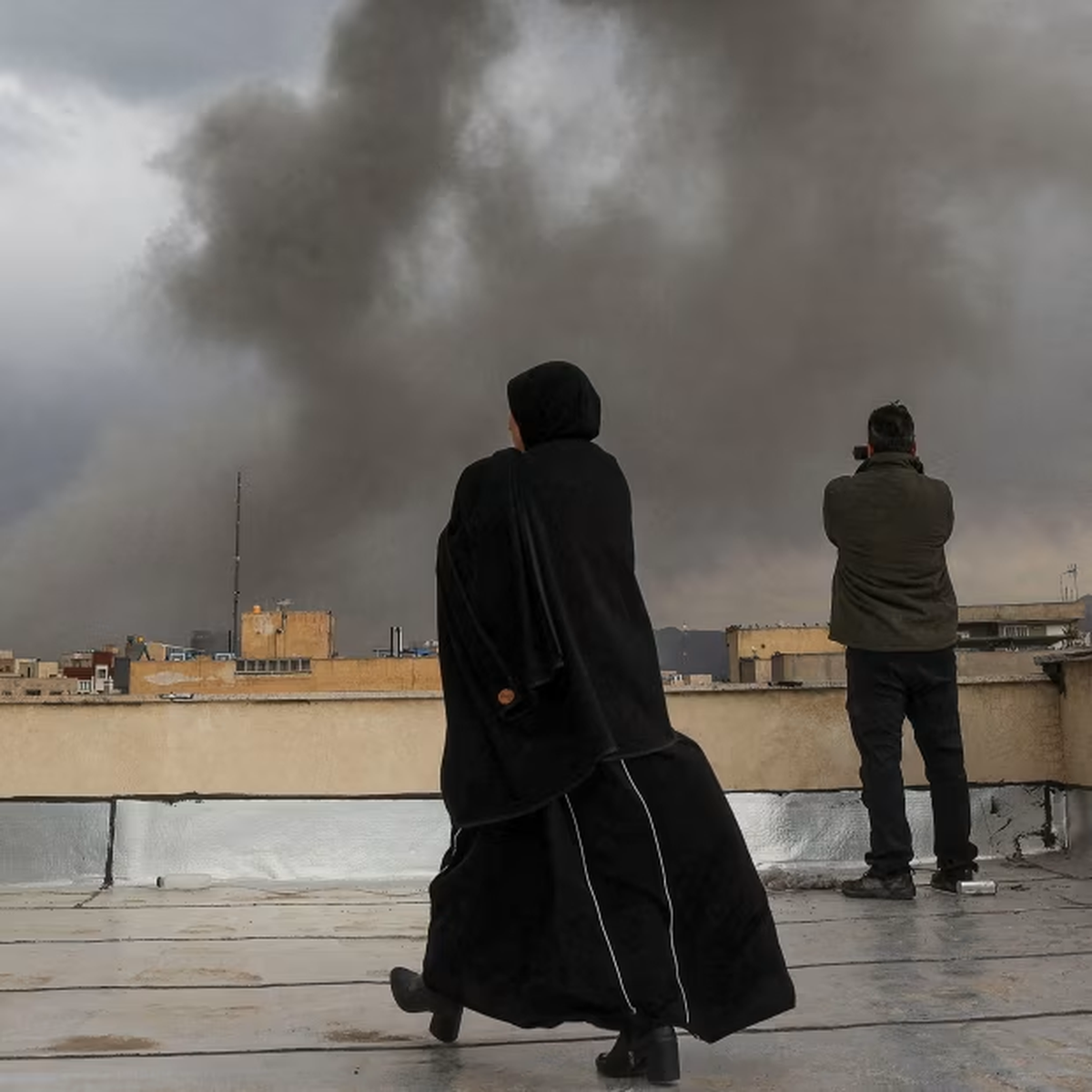 El humo se eleva en Teherán. MAJID ASGARIPOUR/AGENCIA DE NOTICIAS WANA/REUTERS El humo se eleva en Teherán. MAJID ASGARIPOUR/AGENCIA DE NOTICIAS WANA/REUTERS