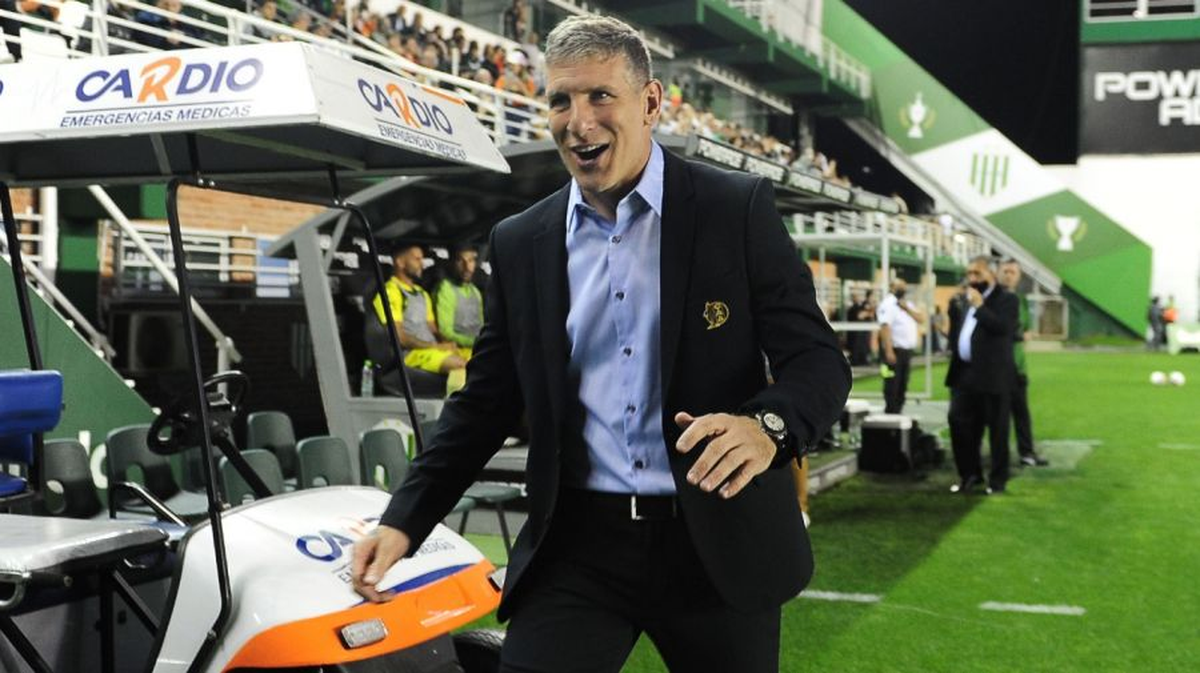 Martín Palermo en su época de director técnico de Aldosivi.