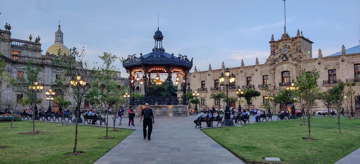 La plaza central de Guadalajara, corazón cultural de la ciudad, donde la vida urbana convive con la tradición y el ritmo cotidiano mexicano. La plaza central de Guadalajara, corazón cultural de la ciudad, donde la vida urbana convive con la tradición y el ritmo cotidiano mexicano.