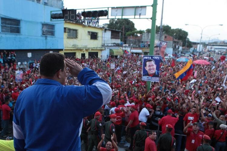Complicado objetivo de Chávez igualar -y ni hablar de superar- la movilización de Henrique Capriles en su cierre de campaña en la capital venezolana, cuando se mencionó cerca de 1 millón de personas en la calle.
