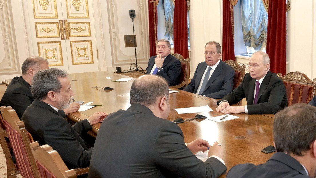 El canciller de Irán, Abbas Araghchi, junto a su delegación, al lado de la comitiva del presidente ruso Vladimir Putin, 27 de abril. El canciller de Irán, Abbas Araghchi, junto a su delegación, al lado de la comitiva del presidente ruso Vladimir Putin, 27 de abril.