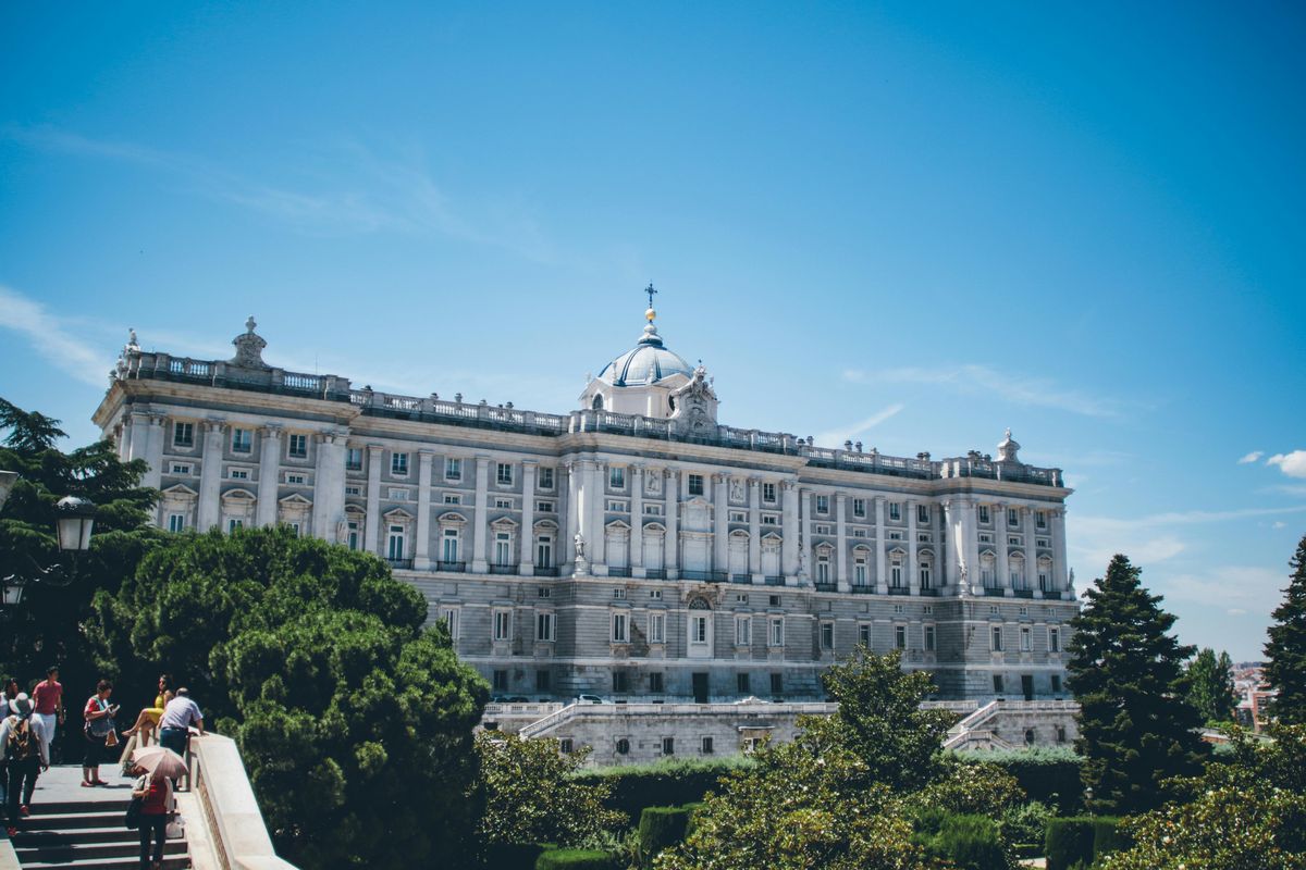 Fachada del Palacio Real, punto clave del turismo histórico y cultural de la capital española. Fachada del Palacio Real, punto clave del turismo histórico y cultural de la capital española.