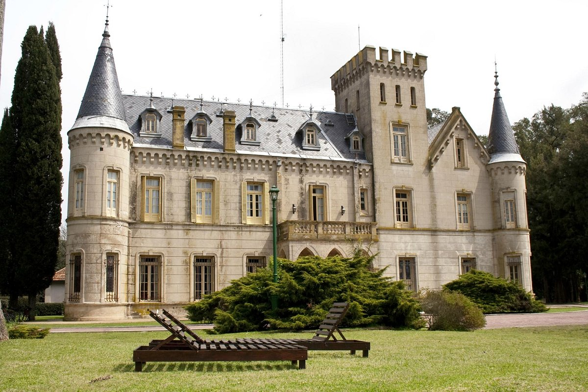 Estancia La Candelaria, ubicada en Lobos, provincia de Buenos Aires. Estancia La Candelaria, ubicada en Lobos, provincia de Buenos Aires.