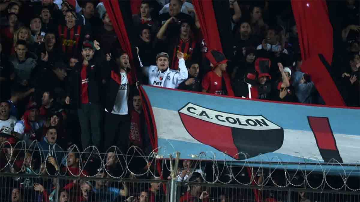 Colón de Santa Fe le aplicó el derecho de admisión a 16 barras que querían ingresar a su estadio sin entradas en la previa del partido ante Agropecuario. Colón de Santa Fe le aplicó el derecho de admisión a 16 barras que querían ingresar a su estadio sin entradas en la previa del partido ante Agropecuario.