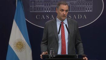 Manuel Adorni, a contramano de los datos: