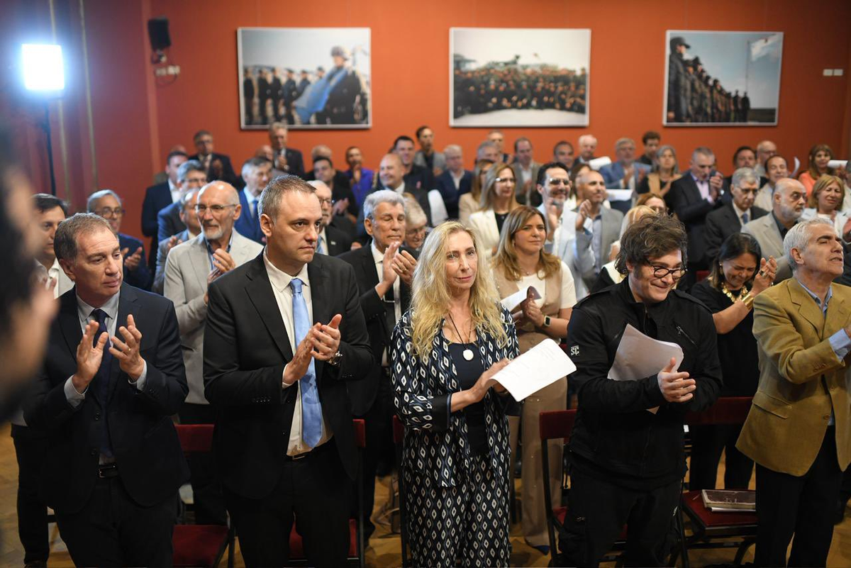 Los hermanos Milei con Adorni y Santilli durante el encuentro con evangelistas. (Foto: ACIERA) Los hermanos Milei con Adorni y Santilli durante el encuentro con evangelistas. (Foto: ACIERA)